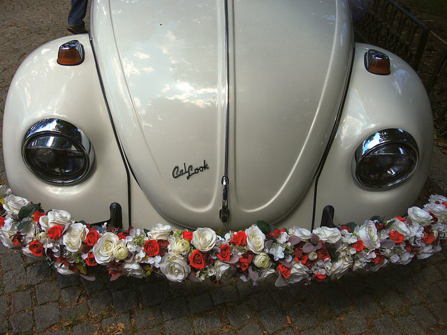 Decorazioni per l'auto degli sposi, fiori e fiocchi per addobbare